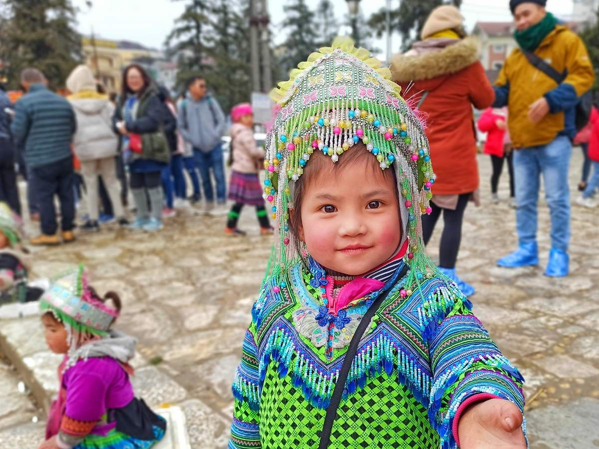 Vẻ đẹp ấn tượng cùng trang phục dân tộc của những em bé vùng cao Tây Bắc.