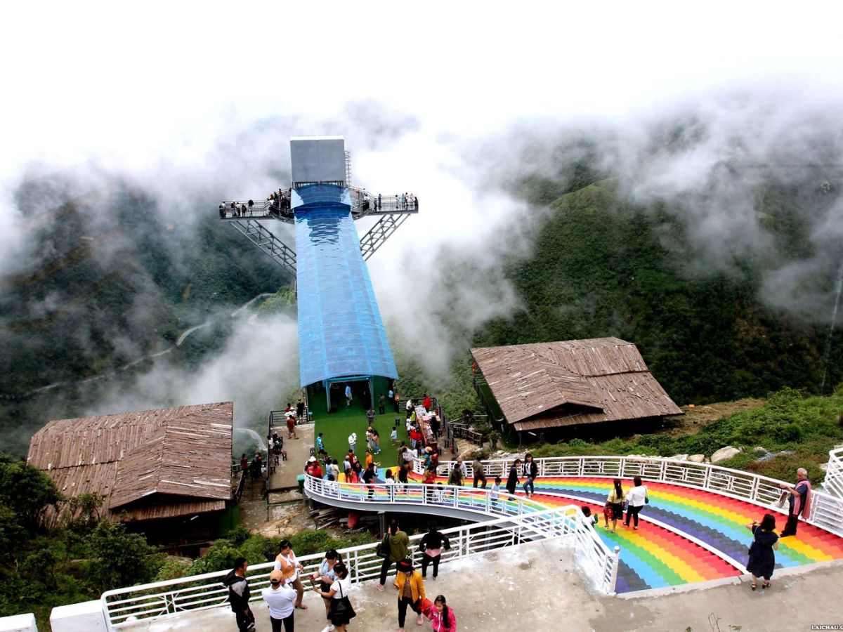 trai-nghiem-di-bo-cau-kinh-sapa-giua-do-cao-hon-2000m