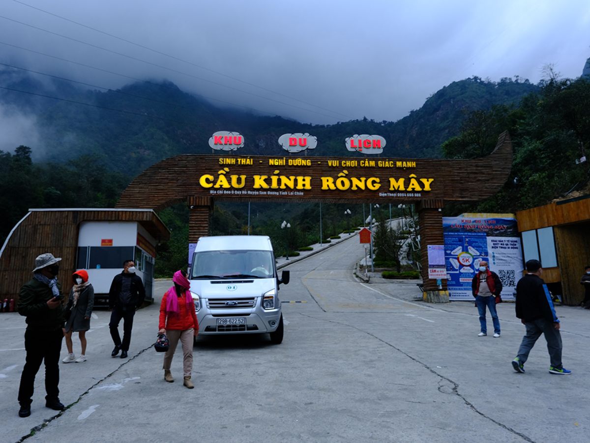 phuong-tien-di-chuyen-den-cau-kinh-rong-may