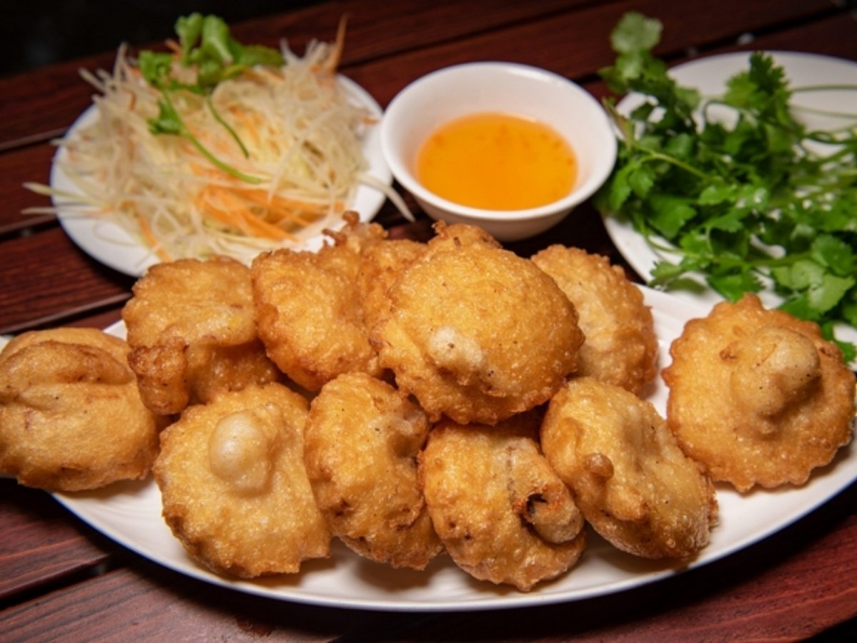 banh-ap-chao-nong-hoi-la-dac-san-khong-the-bo-qua-khi-den-cho-coc-leu