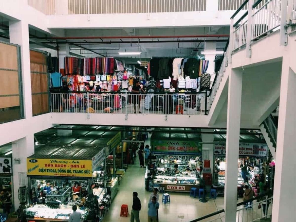 khi-mua-sam-o-cho-coc-leu-nen-doi-tien-mat-de-thuan-tien-hon