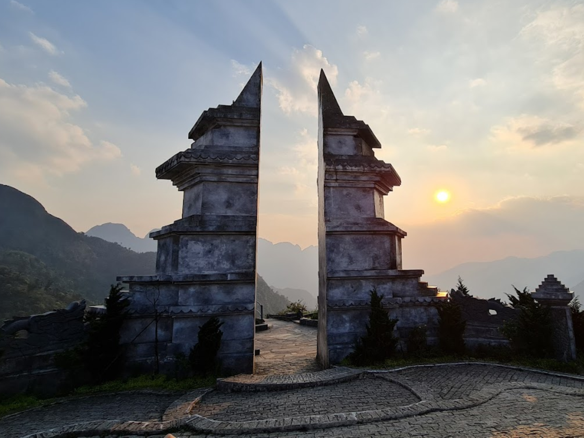 Khung cảnh Cổng trời Sa Pa khi hoàng hôn xuống