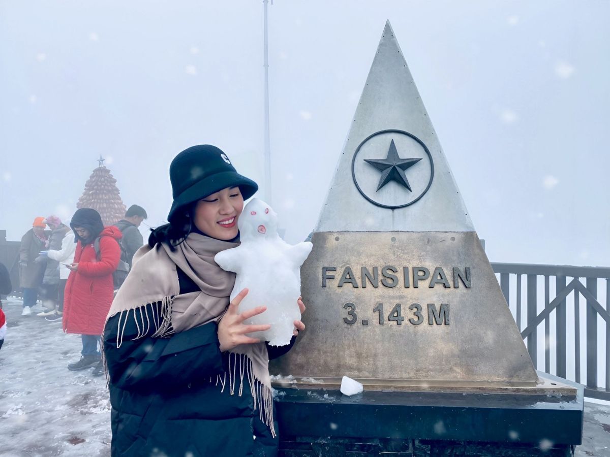 Chinh phục Fansipan giữa màn tuyết phủ trắng.