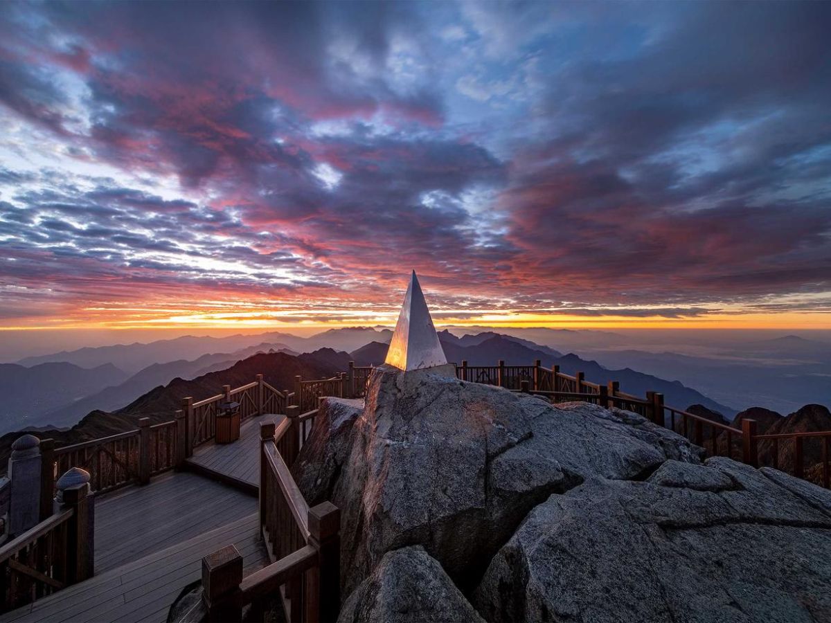 Nét đẹp huyền bí của nóc nhà Đông Dương khi chiều tà.