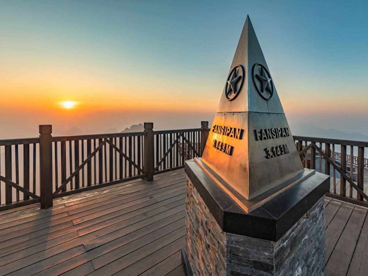 Cột mốc “nóc nhà Đông Dương” dưới ánh hoàng hôn tuyệt đẹp.