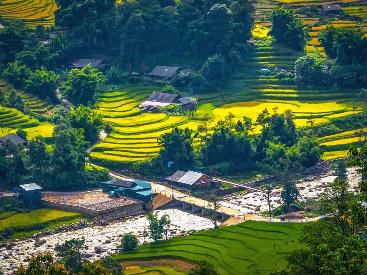 Ở bản Ý Linh Hồ để chiêm ngưỡng cảnh đẹp Sa Pa.