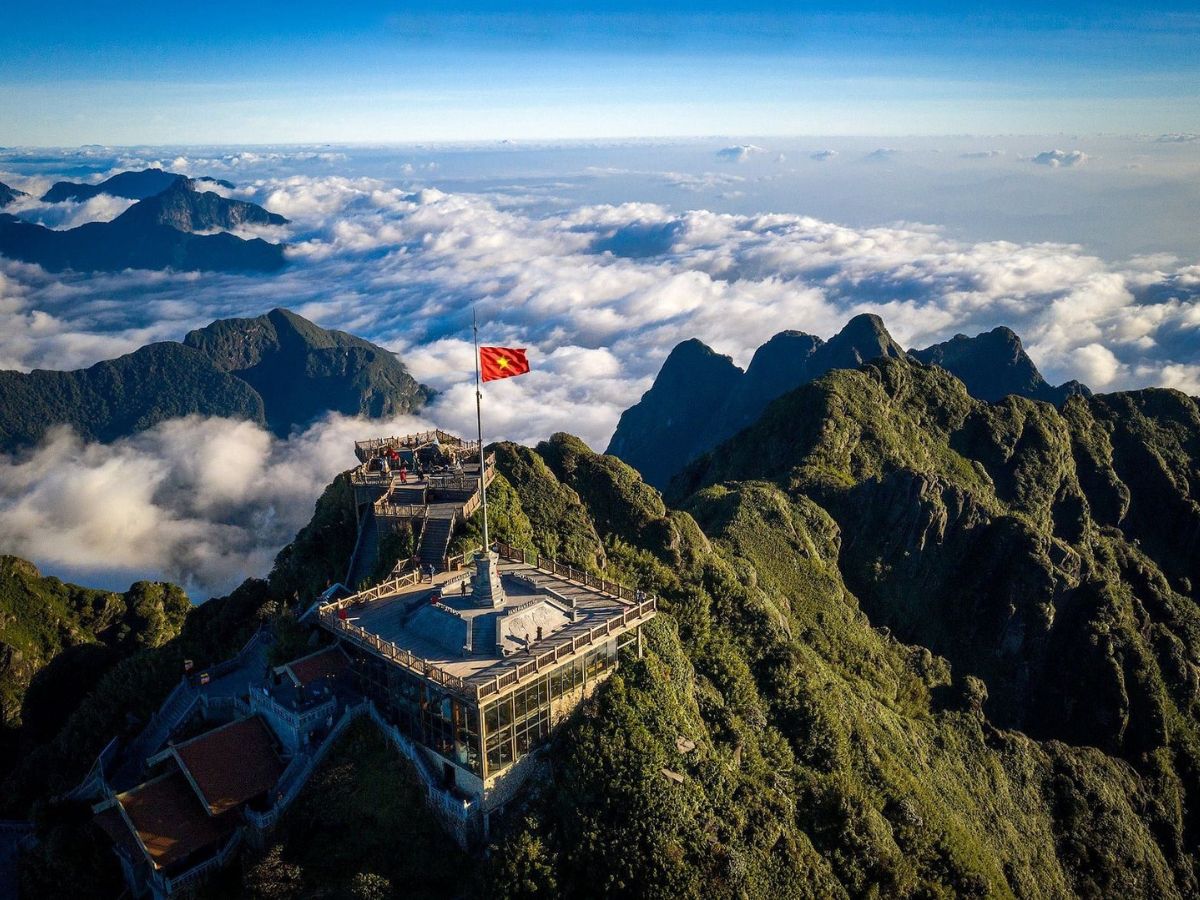 Tham quan đỉnh Fansipan khi phượt Sa Pa.