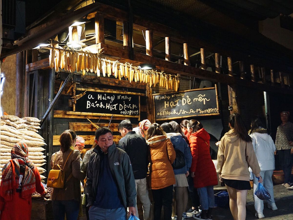 Ghé chợ đêm Sa Pa để thưởng thức nhiều món đặc sản.