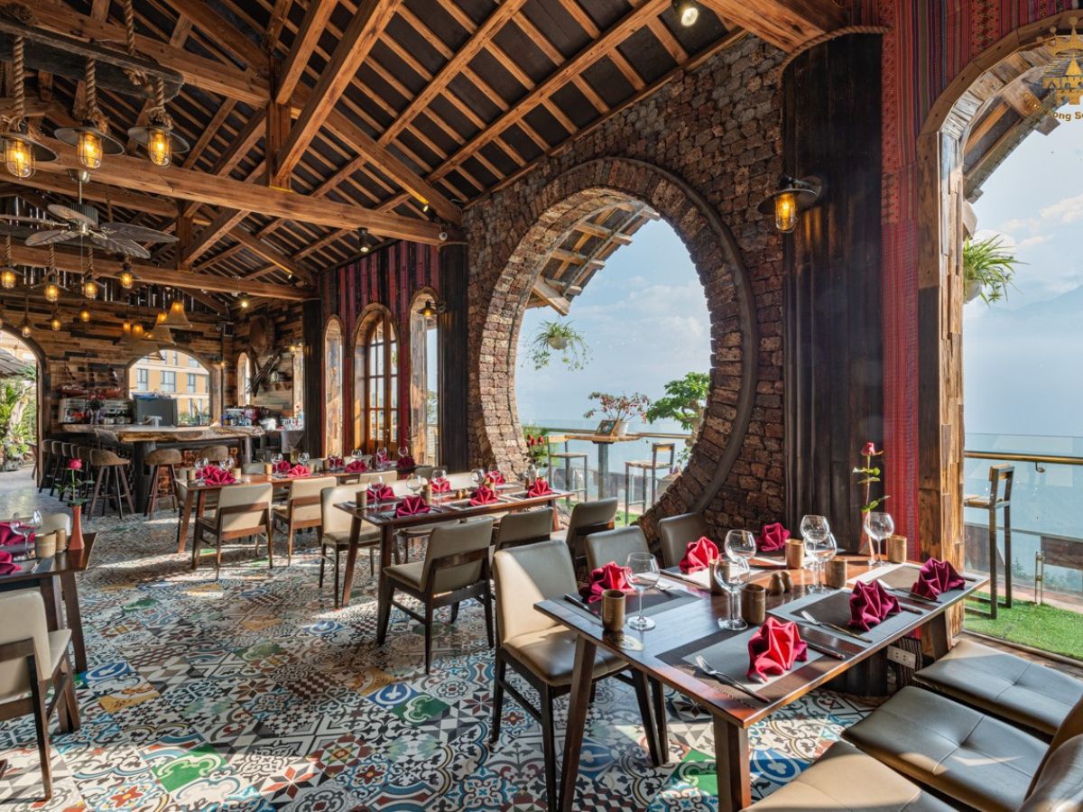 Sapa Sky View Restaurant & Bar có view núi rừng hùng vĩ