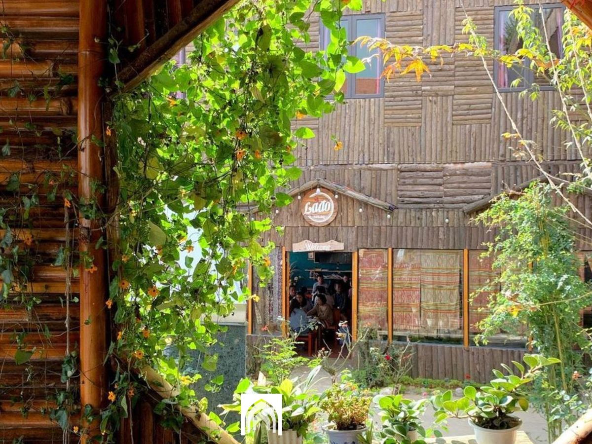 Lá Đỏ Homestay & Coffee có không gian mộc mạc.