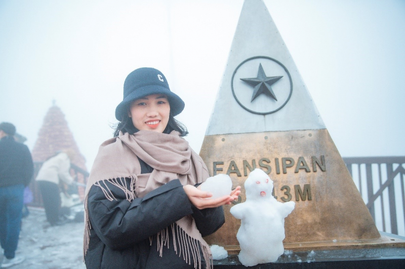 Du khách thập phương ghé đến Sa Pa trong những ngày đông giá rét nhất để chiêm ngưỡng hiện tượng tuyết rơi.