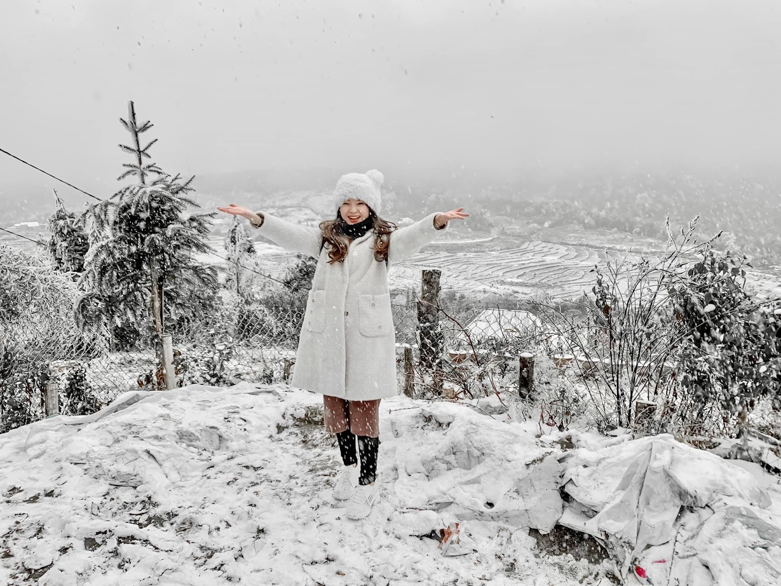 Mặc trang phục giữ ấm cơ thể là điều quan trọng hàng đầu khi du khách đi săn tuyết Sa Pa.