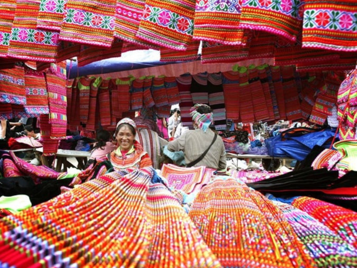 Không gian rực rỡ sắc màu dân tộc tại chợ phiên.