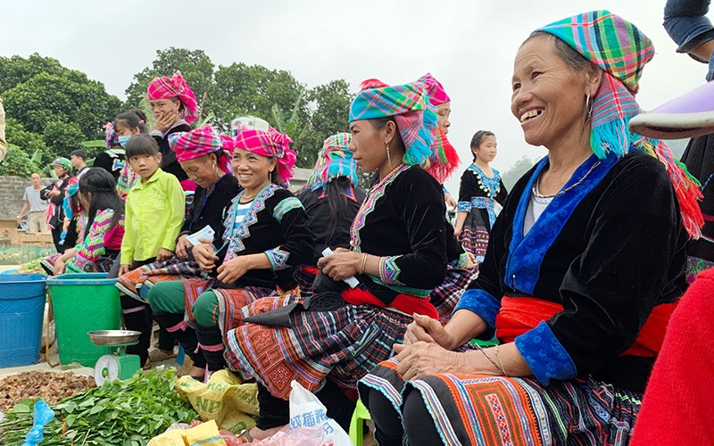 Phiên chợ vùng cao tấp nập.