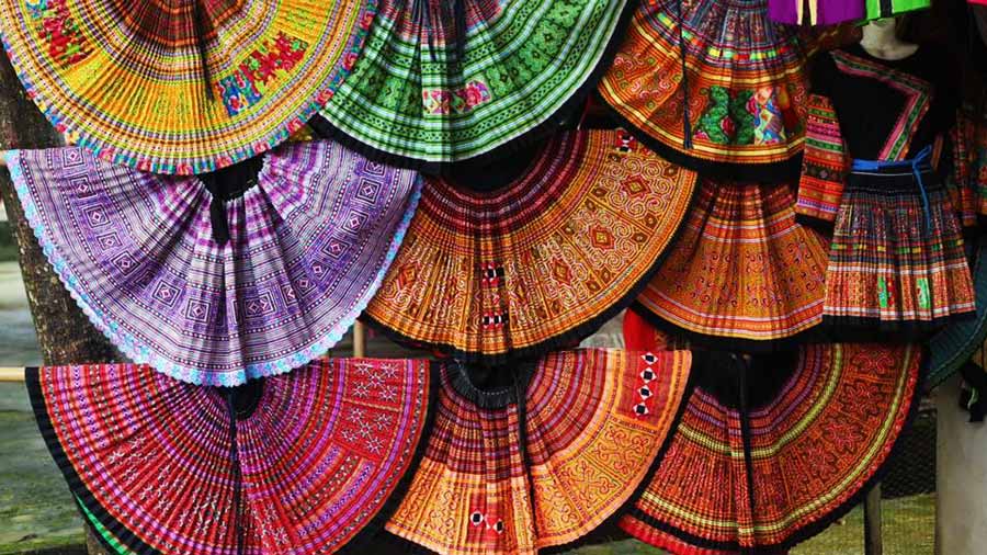 Gian hàng thổ cẩm rực rỡ màu sắc.