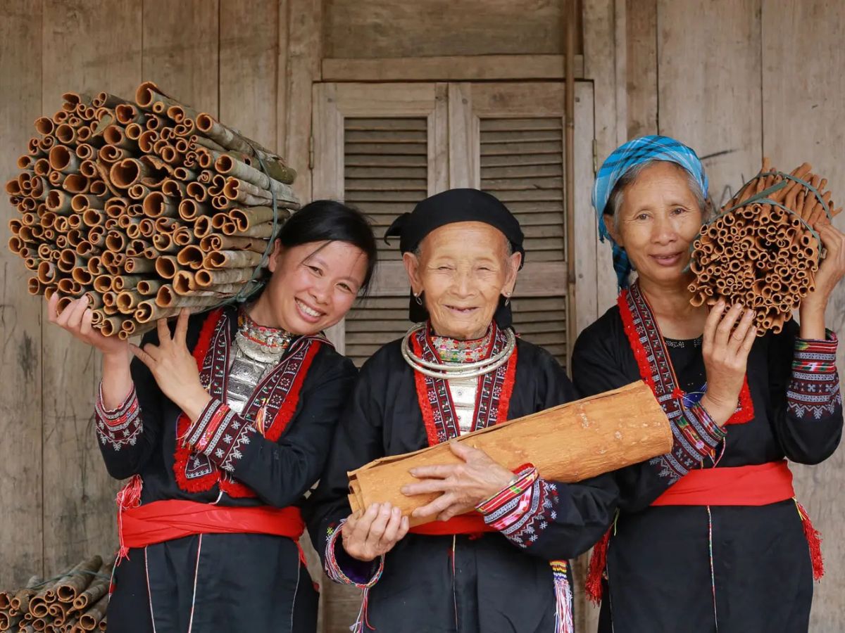 Chợ bán những mặt hàng nông sản đặc trưng của miền núi Tây Bắc.