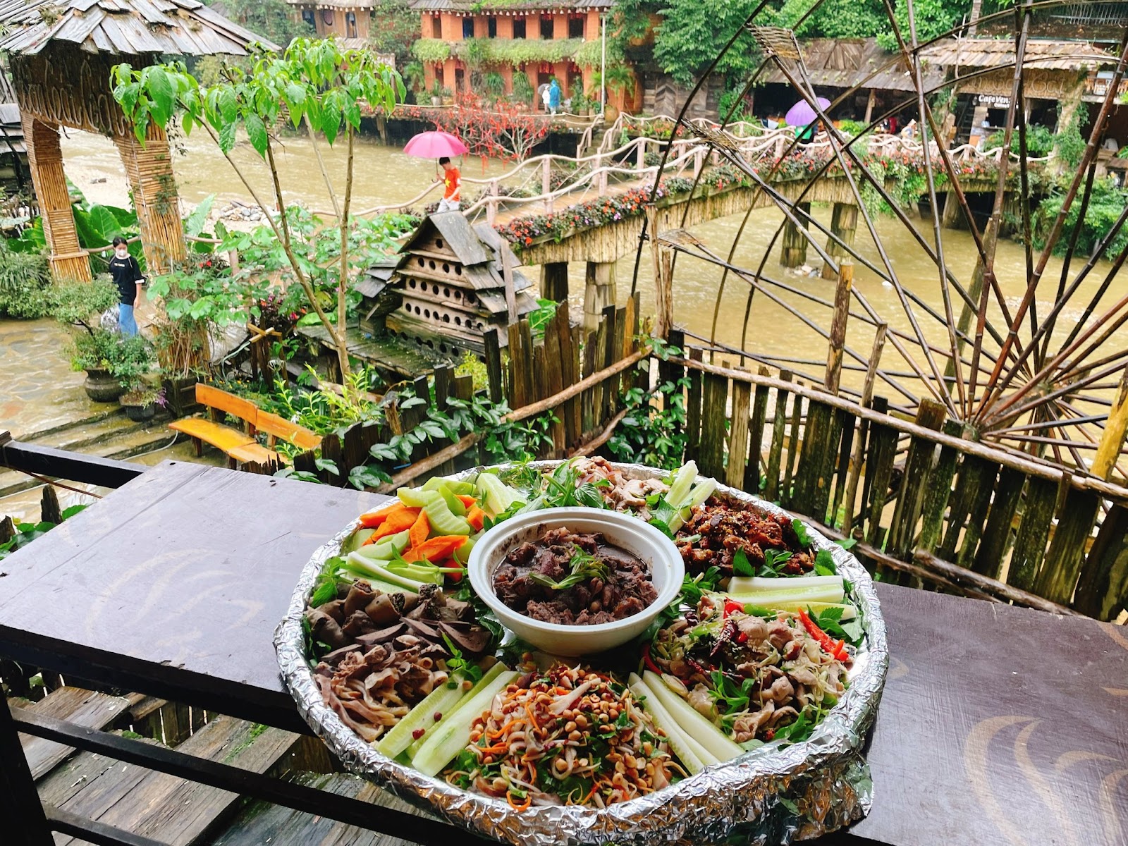 Bữa trưa thịnh soạn bên bờ suối bản Cát Cát.