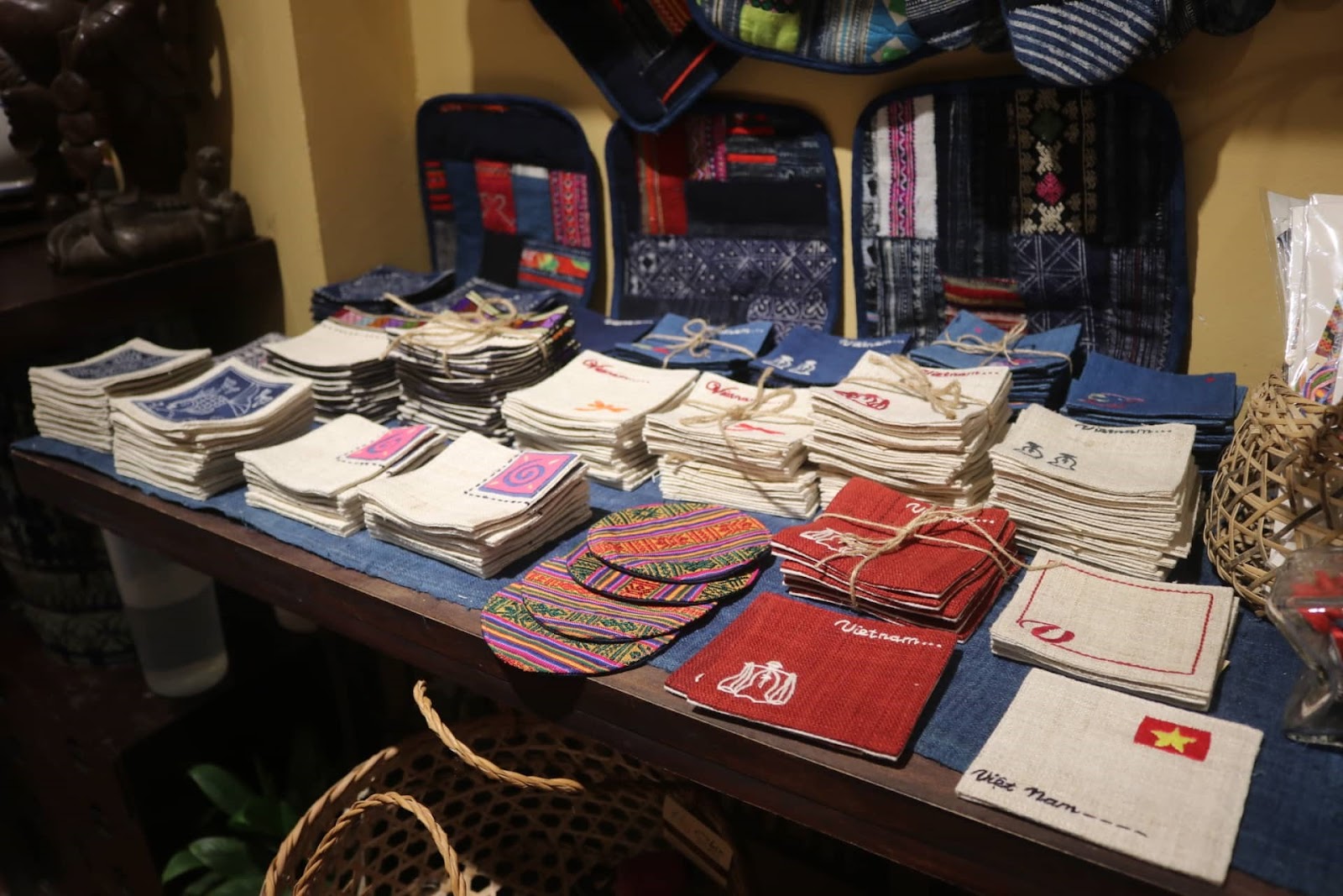 Sản phẩm làm từ vải thổ cẩm rất đa dạng và được nhiều du khách yêu thích.