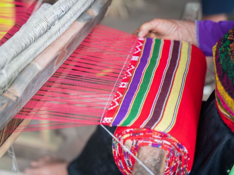 Từng đường nét trên vải thổ cẩm được dệt bằng bàn tay khéo léo của nghệ nhân người vùng cao.