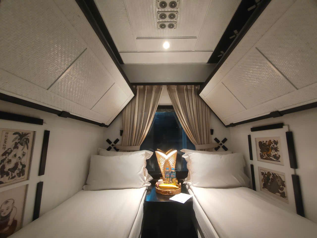 Khoang giường nằm tiện nghi của tàu Chapa Express đi Lào Cai.