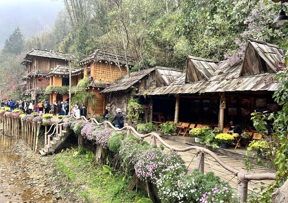 Bản làng yên bình nằm nép mình bên sườn núi cao và suối chảy êm ả.