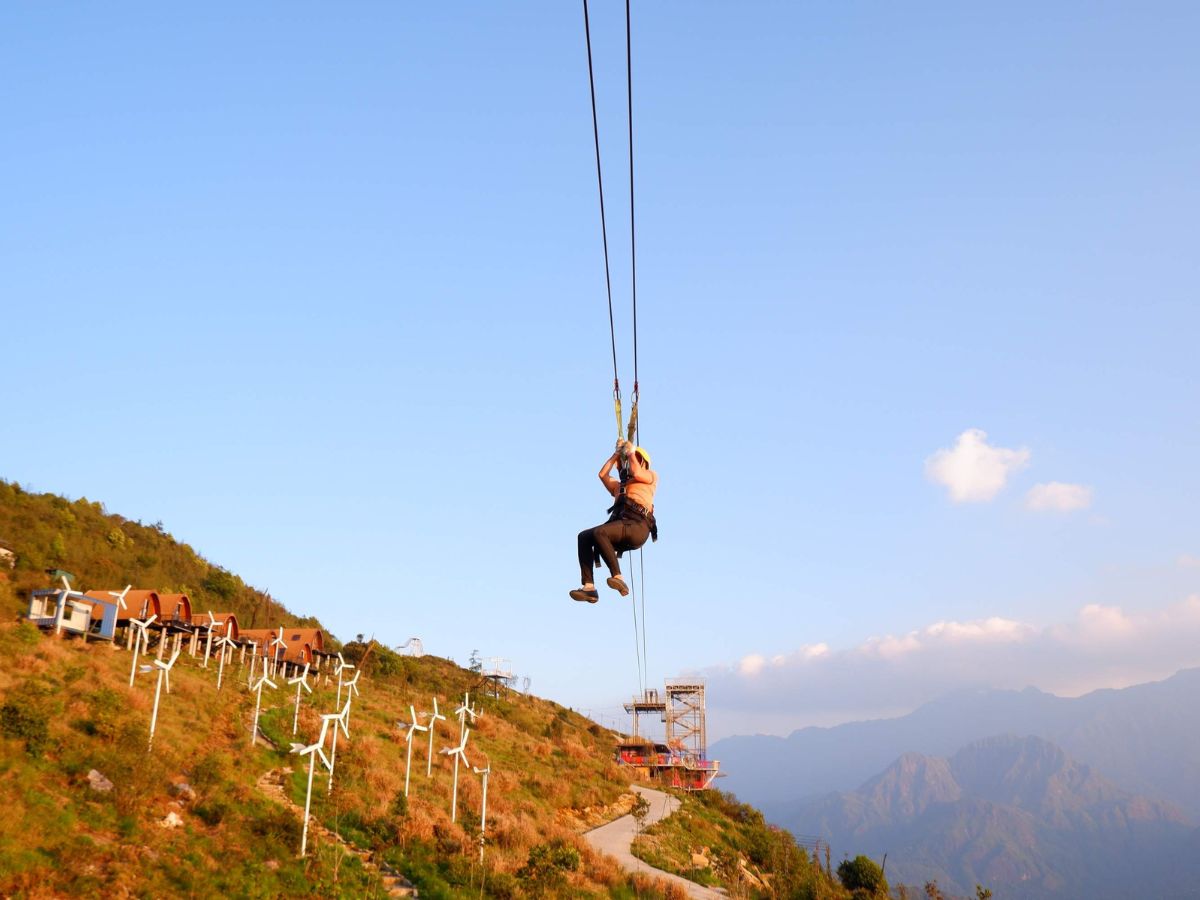 Trượt Zipline là trải nghiệm “thót tim” nhưng cũng đầy kích thích với du khách.