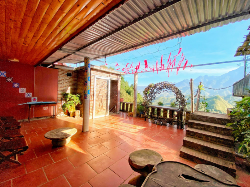 The main space of Art House Sapa uses many wooden materials.