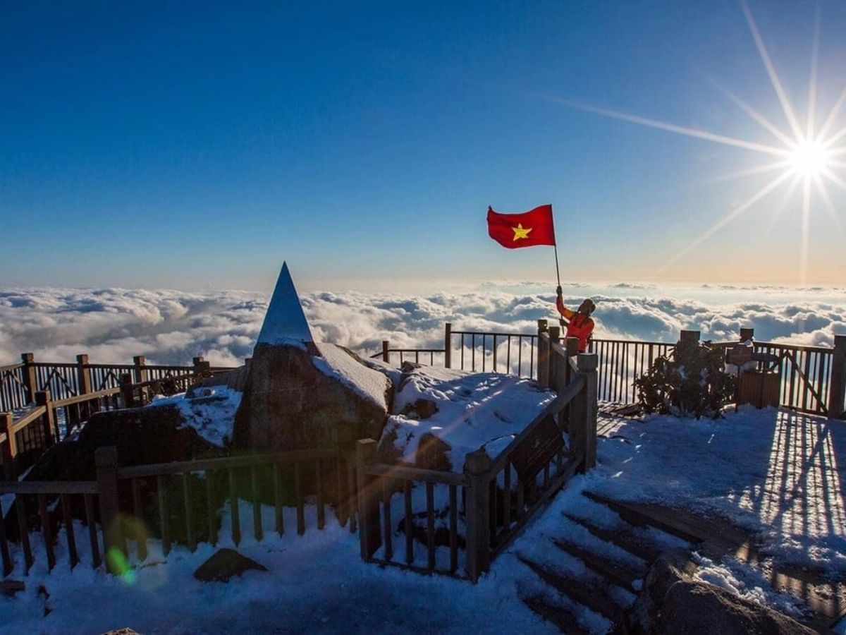 Chinh phục đỉnh Fansipan khi đi du lịch Sa Pa.