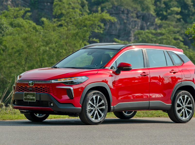 SUV (Sport Utility Vehicle) là xe thể thao đa dụng, đặc trưng bởi gầm cao, thiết kế vuông vắn mạnh mẽ