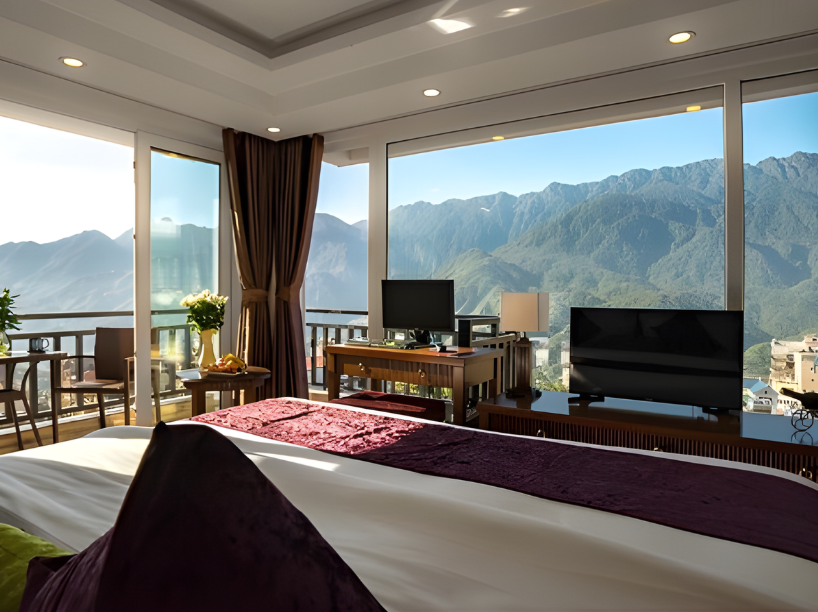 Khu vực dọc thung lũng Mường Hoa quy tụ nhiều khách sạn sang trọng.