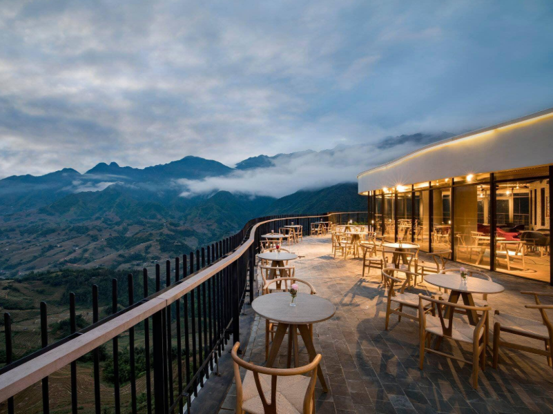 Pao’s Sapa Leisure Resort tọa lạc trên núi, có tầm nhìn hướng ra thung lũng Mường Hoa.