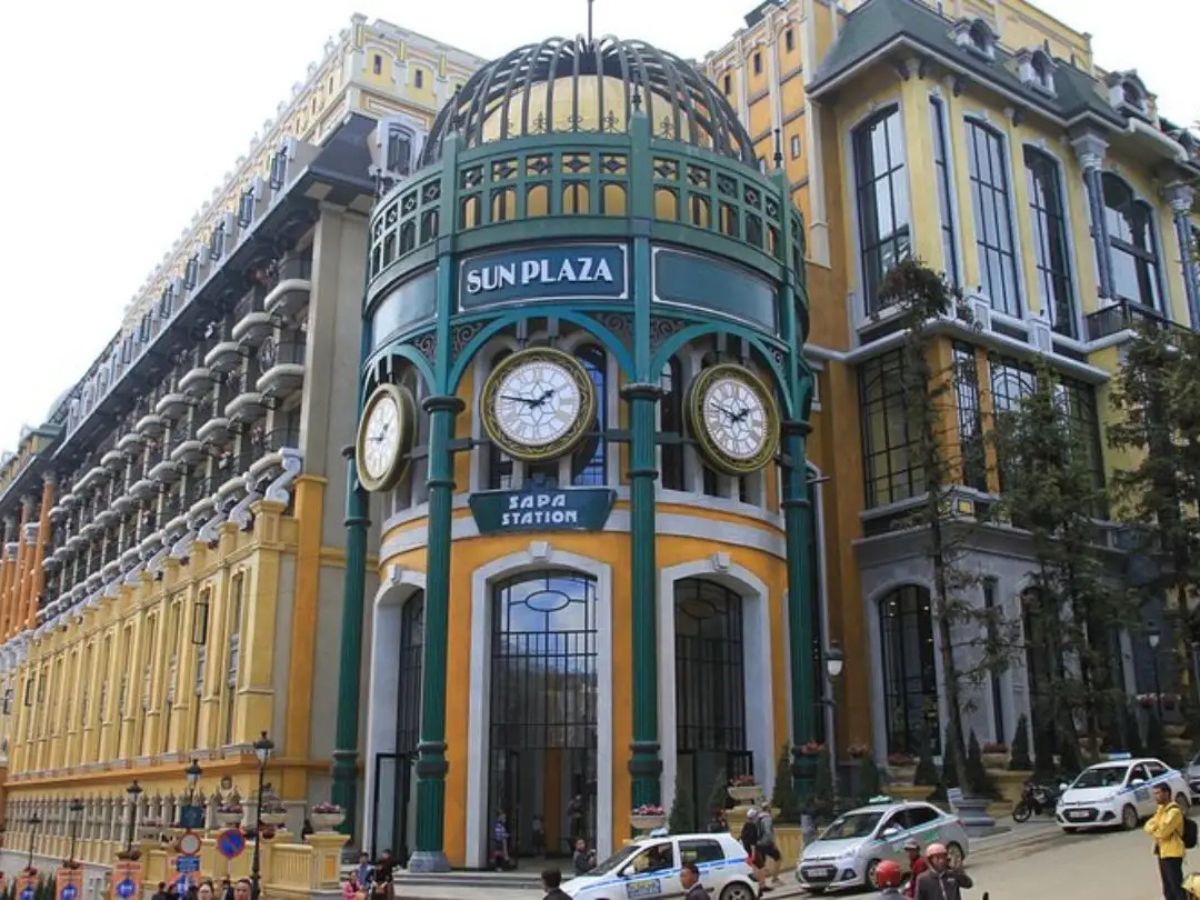 Sun Plaza Sa Pa, điểm mua sắm sang trọng giữa trung tâm thị trấn với nhiều đặc sản chất lượng.