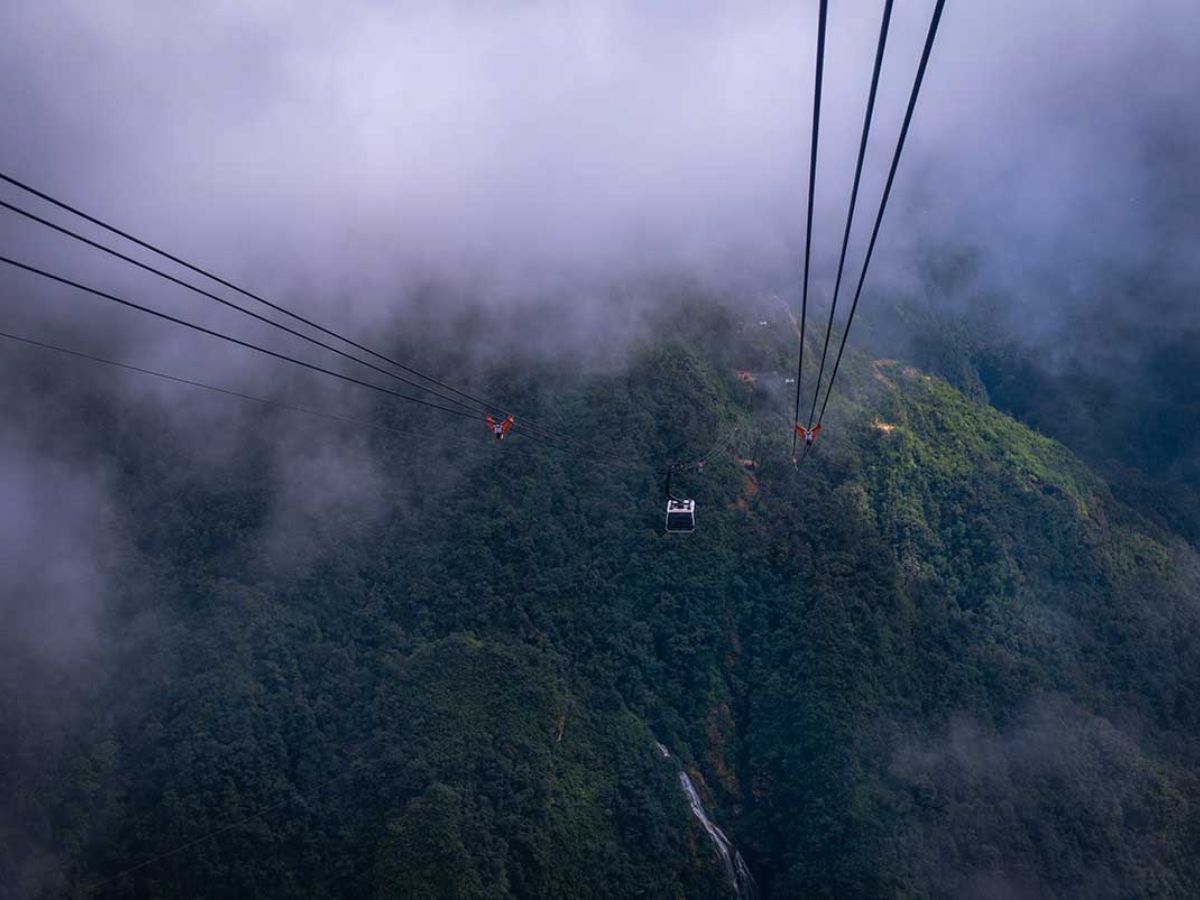 Cáp treo Fansipan đưa du khách băng qua biển mây bồng bềnh – trải nghiệm đặc biệt chỉ có trong mùa mưa Sa Pa.