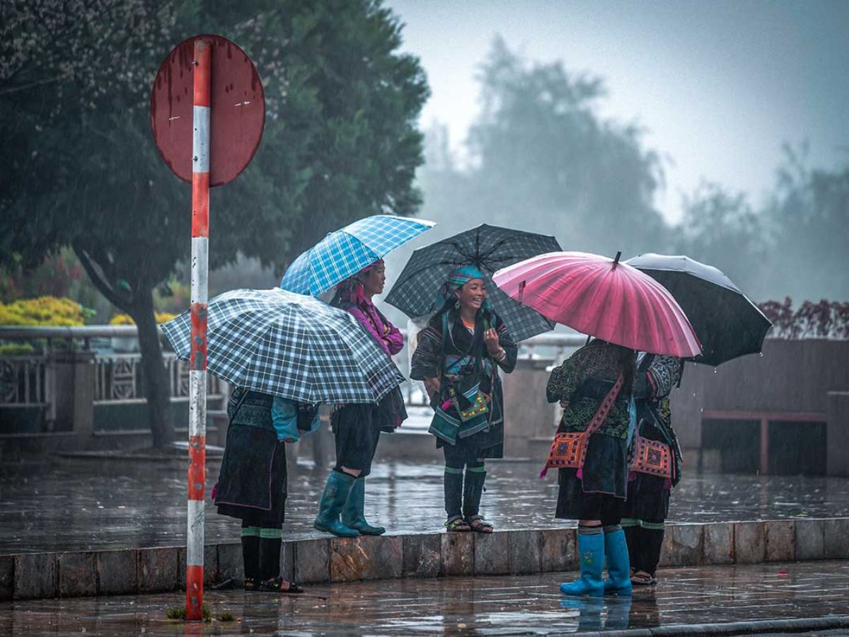 Giữa những cơn mưa xối xả, Sa Pa vẫn giữ nét bình yên riêng – nơi mây, núi và con người hòa làm một.