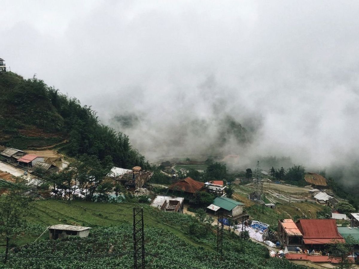 Phố núi Sa Pa chìm trong màn sương và những cơn mưa nhẹ, mang vẻ đẹp yên bình hiếm thấy giữa mùa hè.