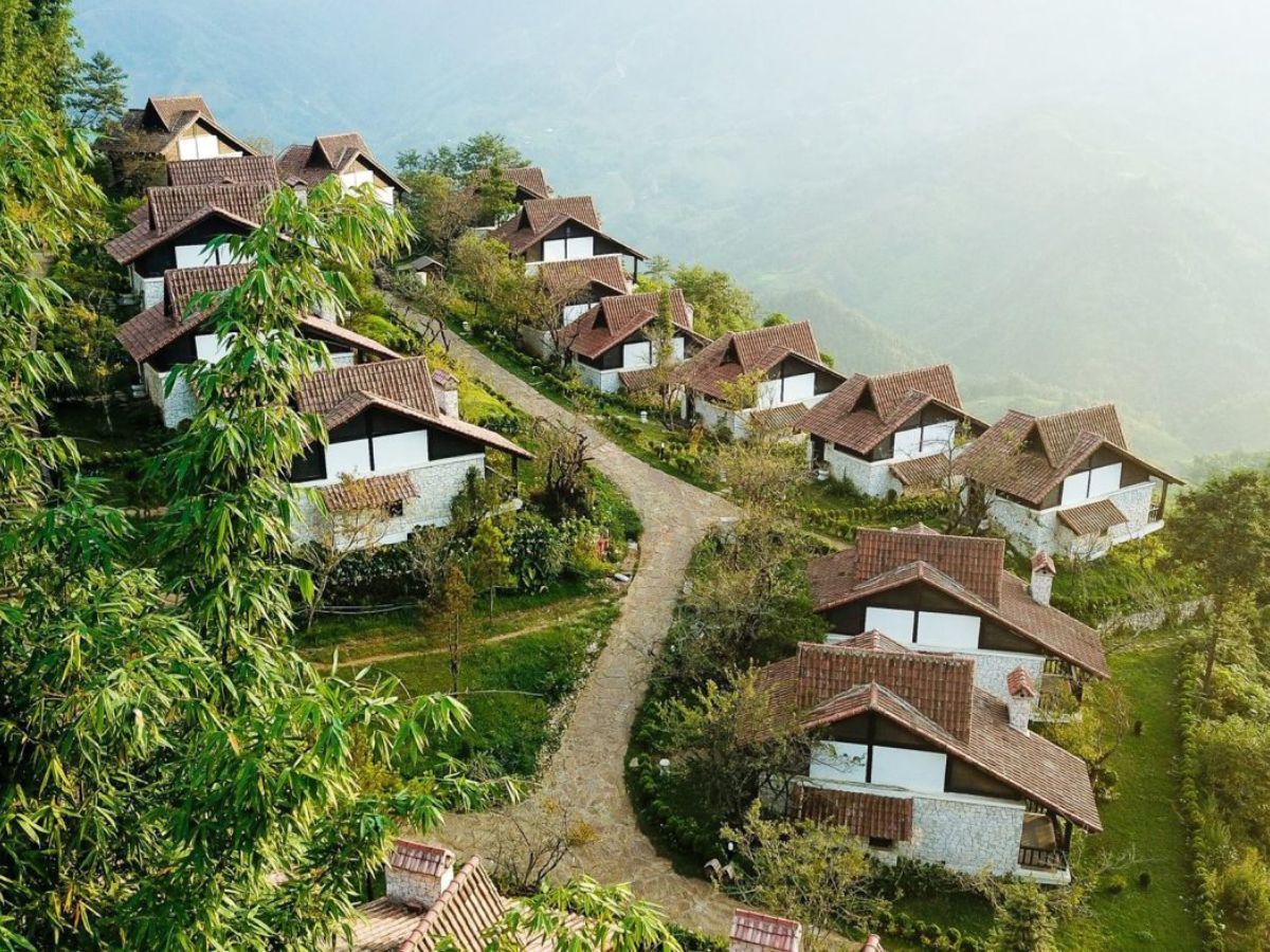 Phố núi Sa Pa nhìn từ trên cao, nơi hội tụ đủ mọi lựa chọn lưu trú từ homestay mộc mạc đến khách sạn sang trọng