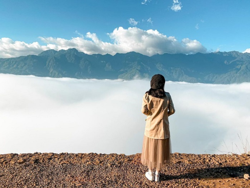 Con đường đến bản Hang Đá là cung săn mây được nhiều người yêu thích