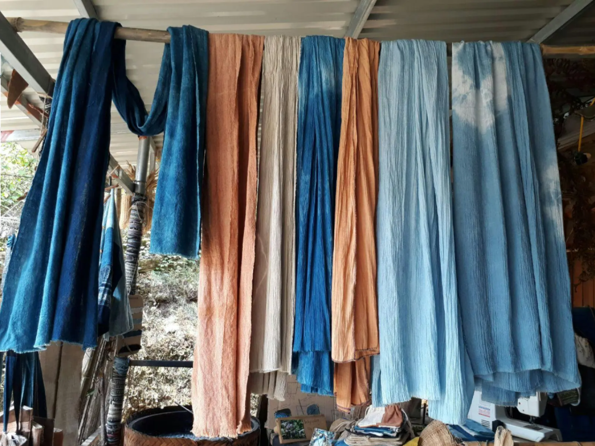 Các sản phẩm thời trang thủ công nhuộm chàm tại Linh Handicraft Sapa mang đậm phong vị văn hóa bản địa.