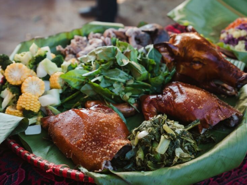 Nhiều du khách thích thú khi được thưởng thức hương vị núi rừng Tây bắc tại đây.