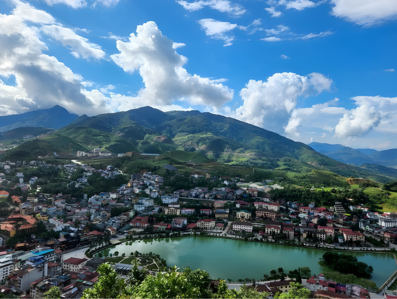 Hồ Sa Pa tĩnh lặng tựa như gương lớn