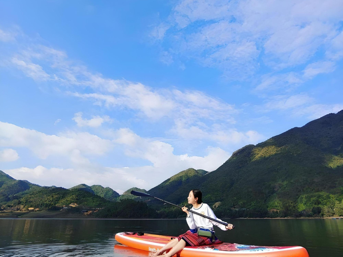 Chèo thuyền ngắm cảnh hồ Séo Mý Tỷ giữa làn sương mờ ảo