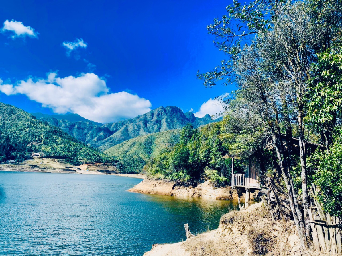 Một góc nên thơ của hồ Séo Mí Tỷ giữa núi rừng Sa Pa.