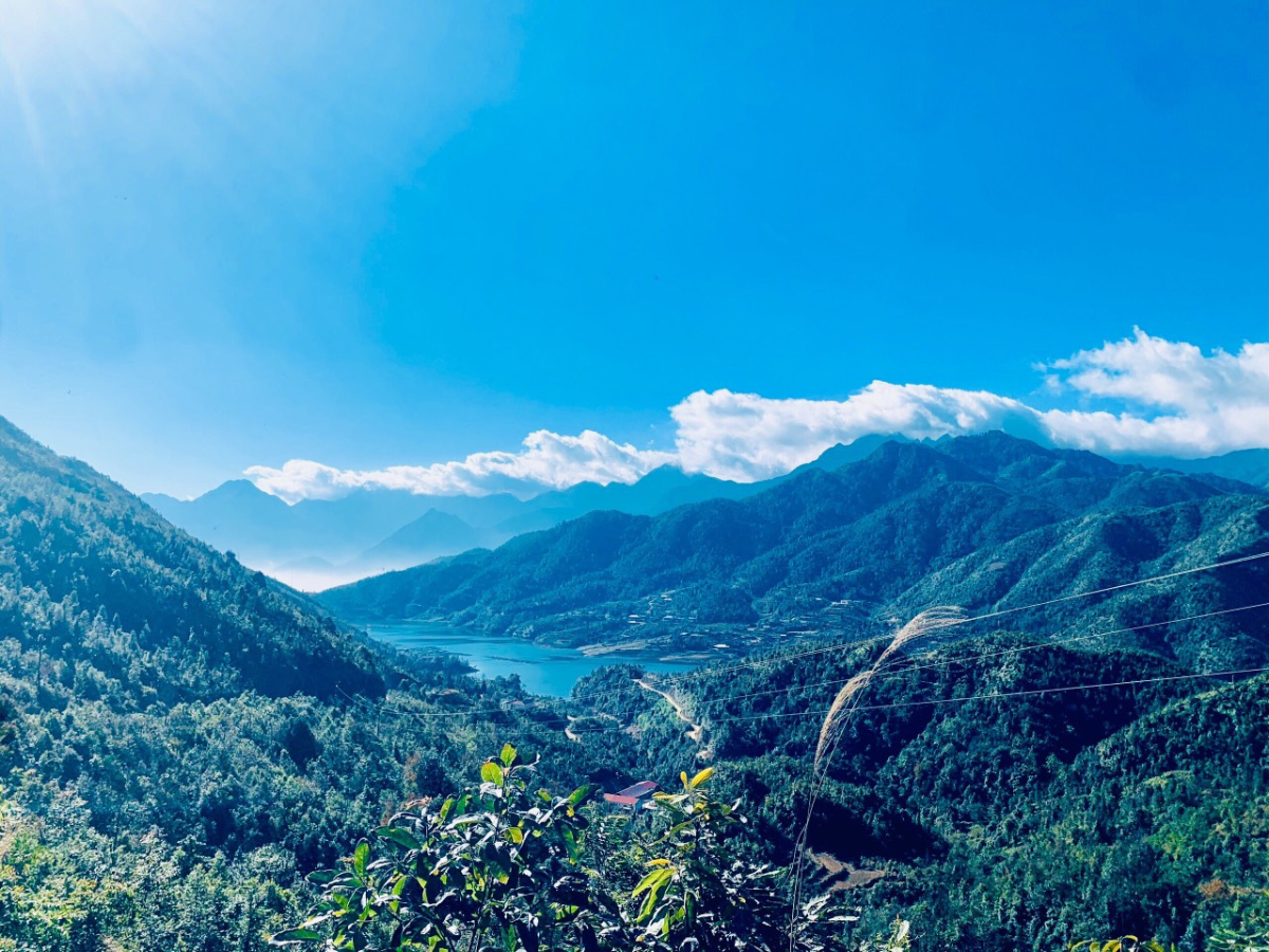 Hồ Séo Mí Tỷ hiện ra từ xa như bức tranh sơn thủy hữu tình giữa mây trời Sa Pa