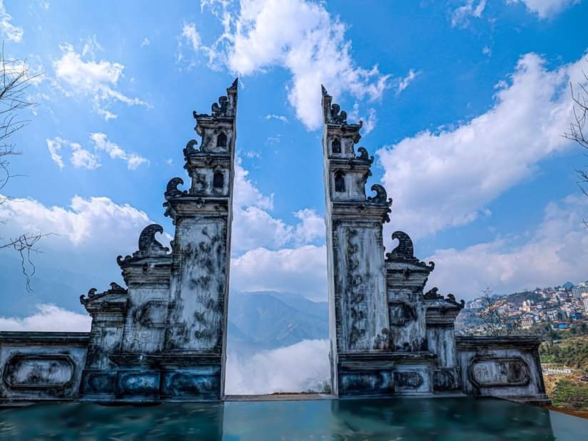 Cổng trời Bali giữa lòng Sa Pa với khung cảnh mây núi hùng vĩ.