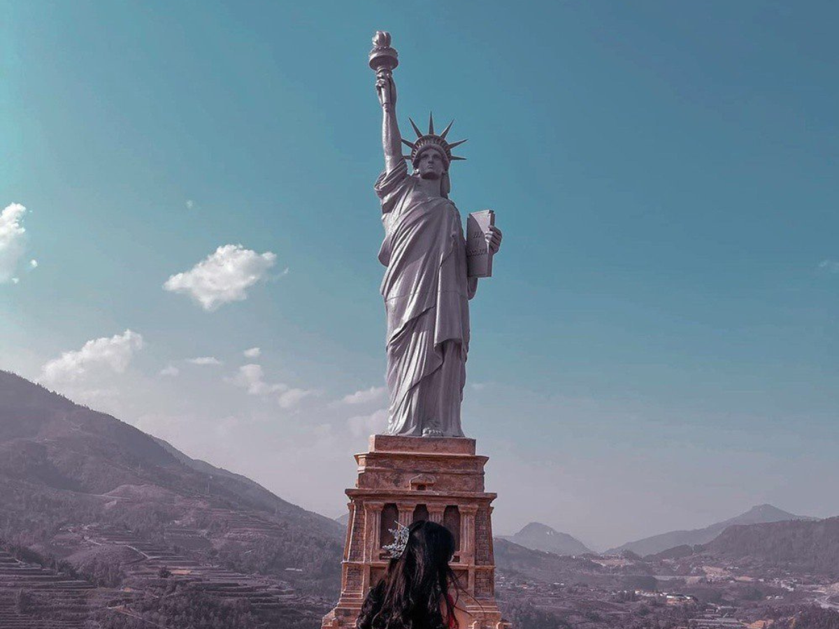 Tượng Nữ Thần Tự Do tại Sa Pa Story mang không khí Mỹ giữa Sa Pa.