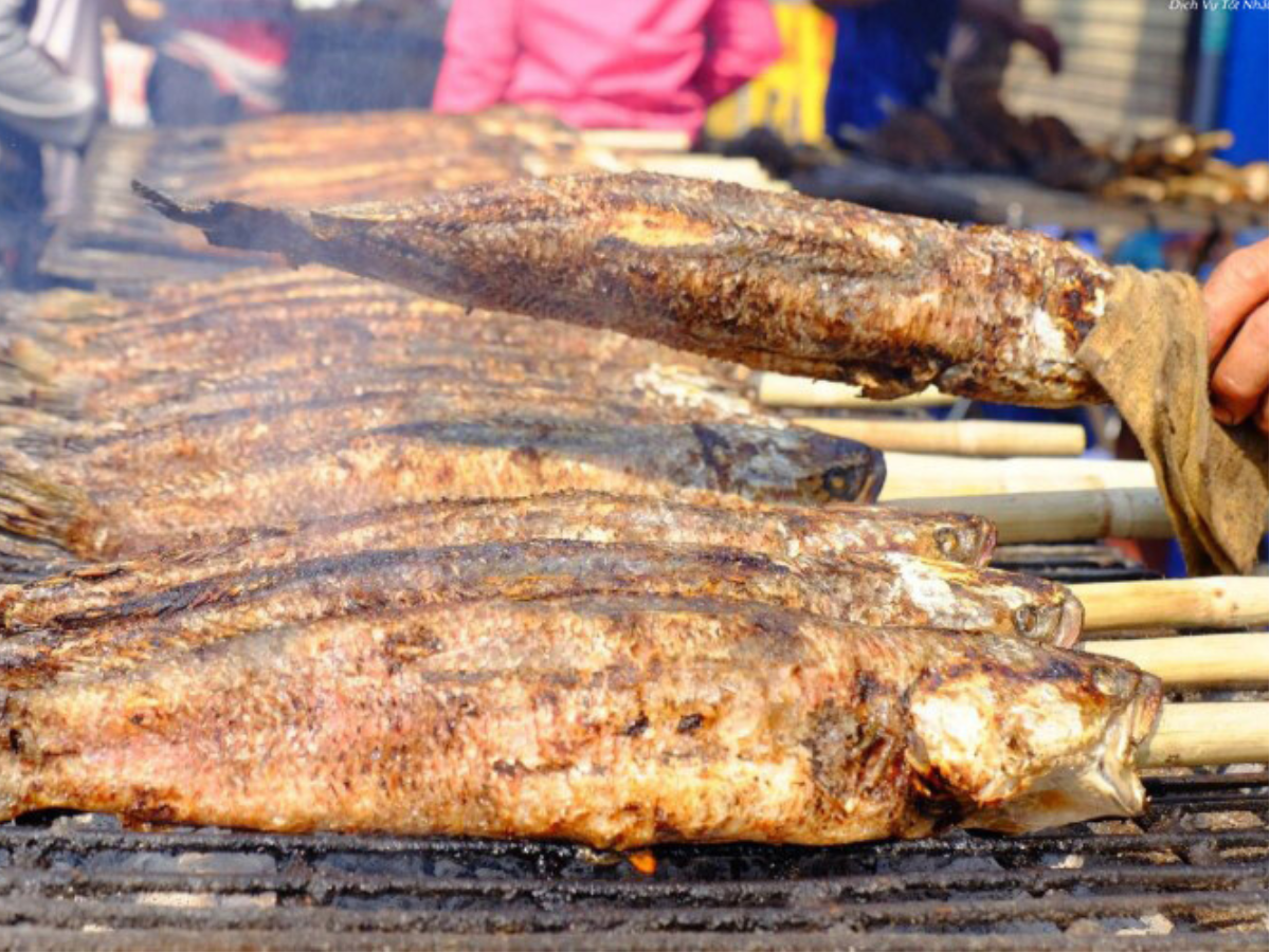Đặc sản cá nướng tại Thác Tiên Sa Cát Cát mang hương vị đậm chất núi rừng.