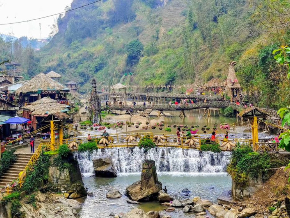 Cầu treo tại bản Cát Cát là điểm check in giữa khung cảnh núi rừng thơ mộng.