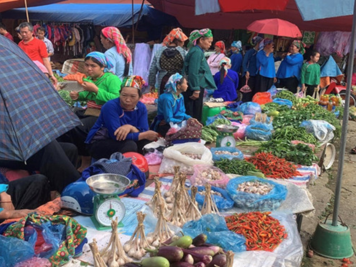 Chợ phiên Mường Khương rực rỡ sắc màu văn hóa của đồng bào vùng cao.