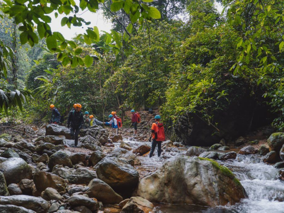 Trekking, picnic và cắm trại tại Thác Tà Lâm mang đến trải nghiệm hòa mình vào thiên nhiên hoang dã.