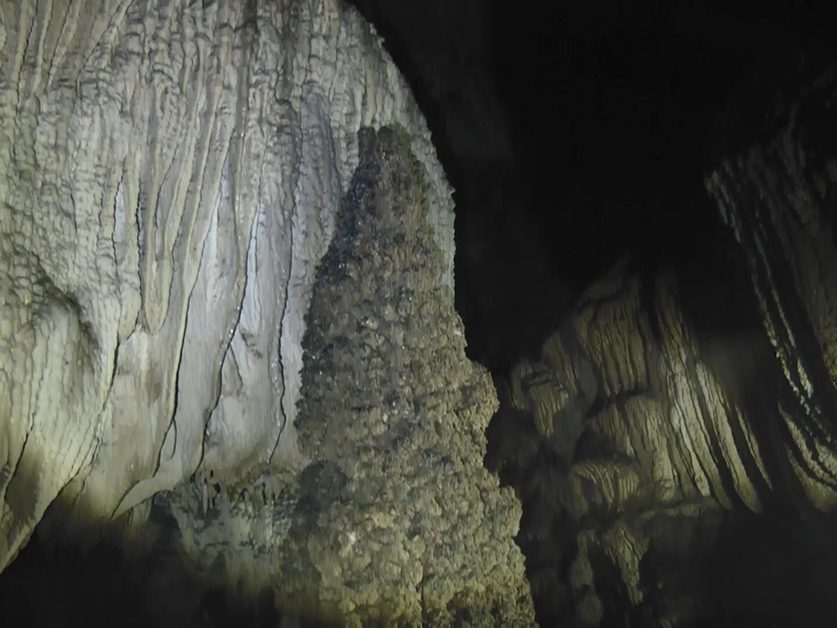 Động Hàm Rồng thị trấn Mường Khương gây ấn tượng với vẻ đẹp kỳ ảo của nhũ đá thiên nhiên